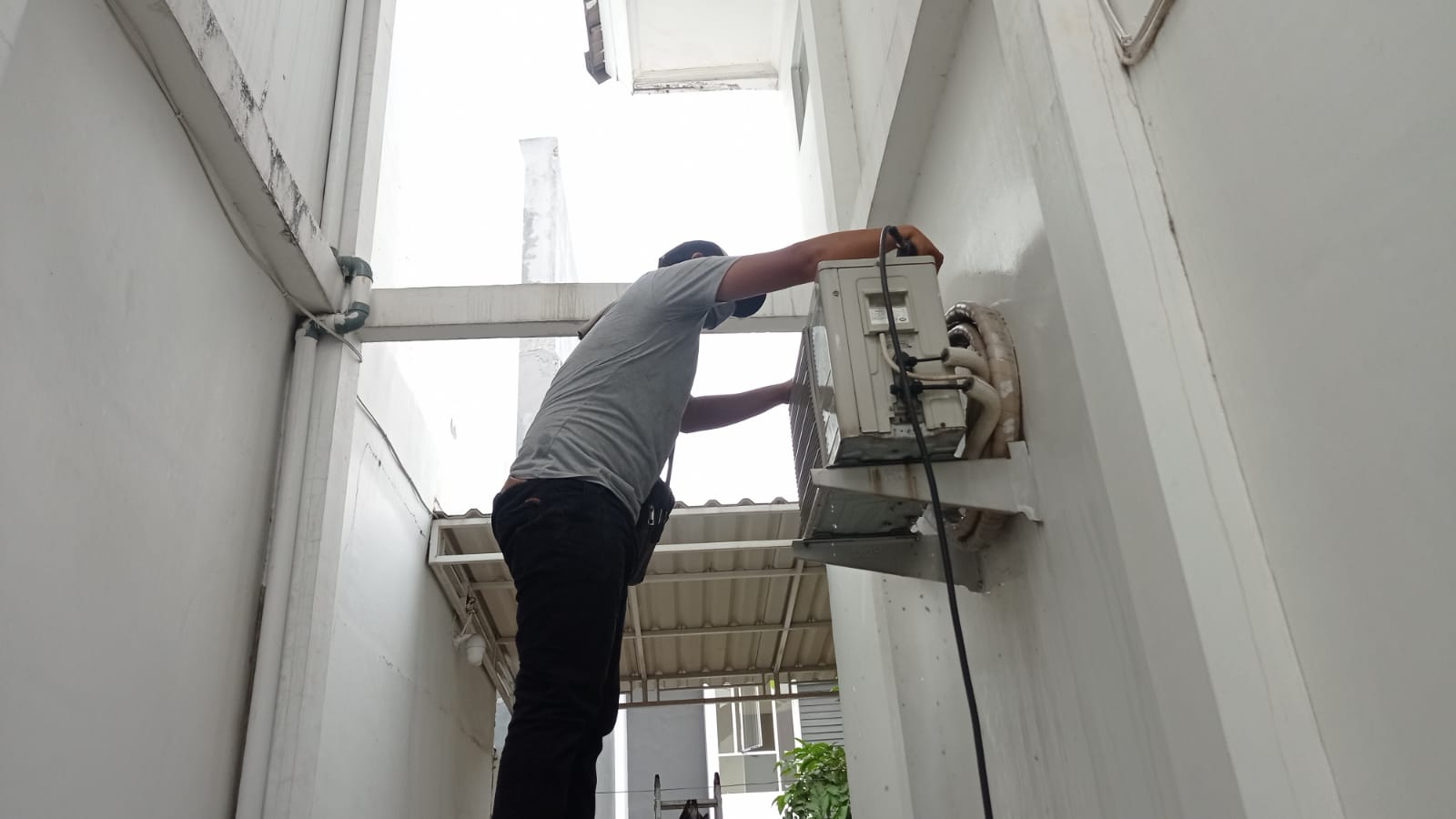 Solusi Mencari Teknisi Layanan Ganti Freon AC Kebon Jeruk Yang berpengalaman